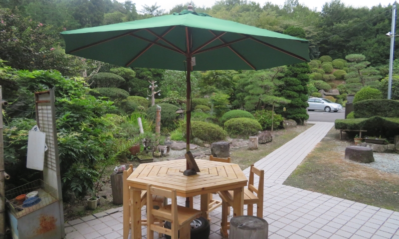 空海工房壽庵の外観、庭園テーブル